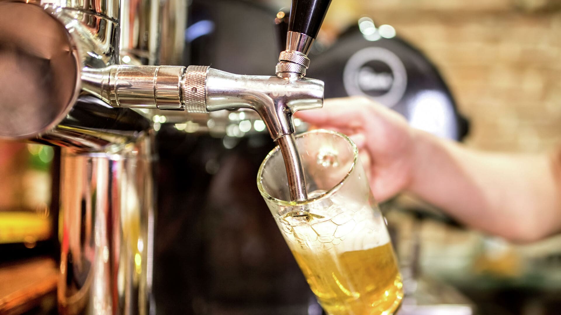 Сколько стоит разливное пиво в 2024: цены за 1 литр